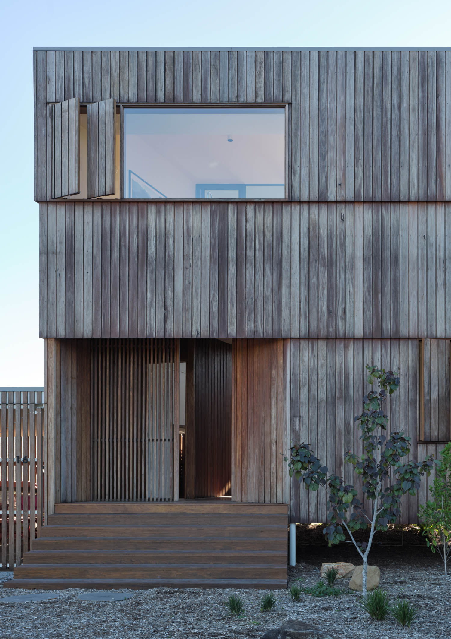 timber cladding Blok Belongil / Blok Modular / Byron Bay / Vokes and Peters